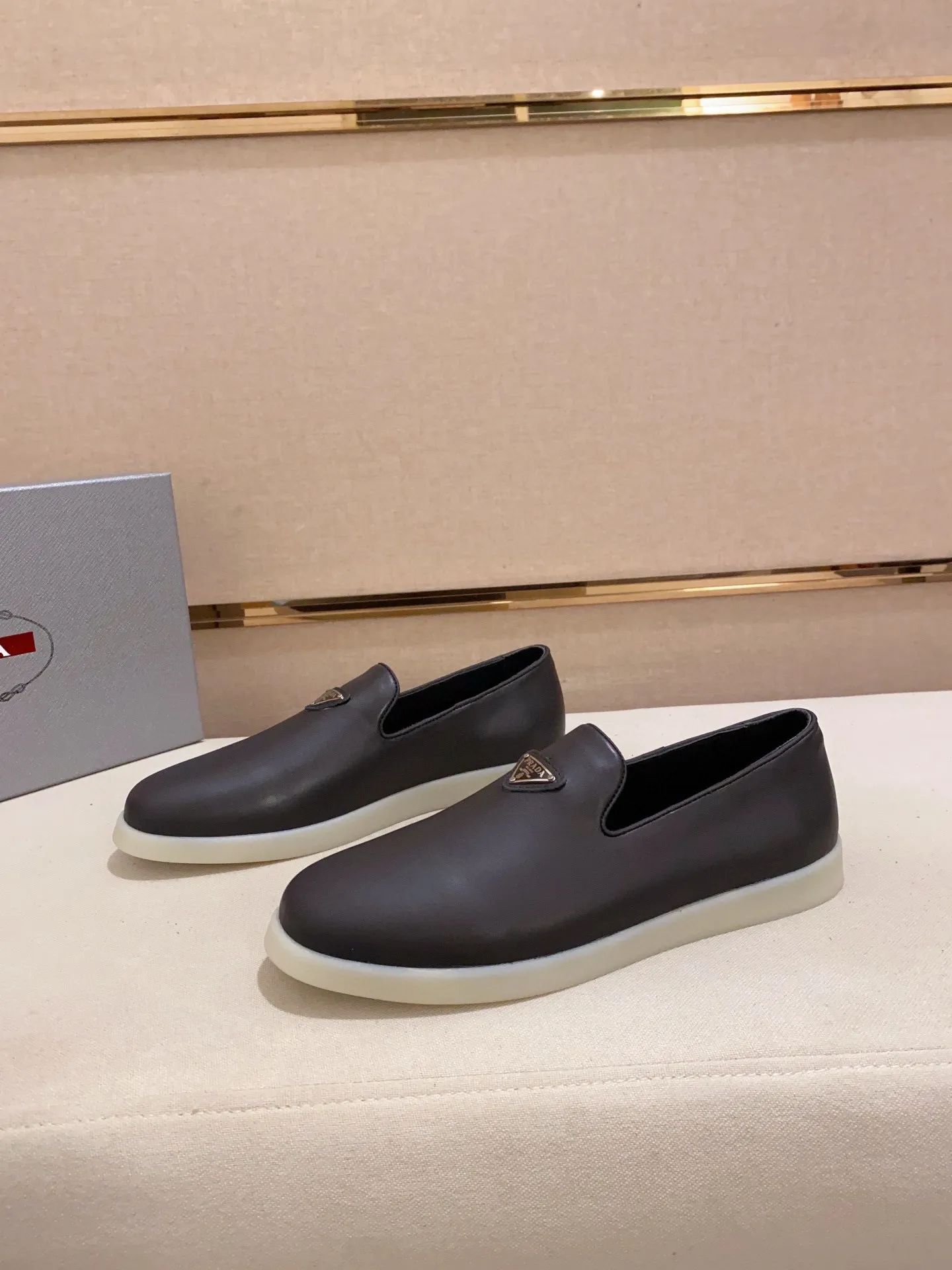 Men's shoes 💰 580💰 ✔️✔️✔️High-quality new PRADA counters are launched at the same time. The new men's shoes and 😘fabrics are selected from high-silk bald cowhide and are made by pure handicrafts. Lining: Full cowhide lining. 👍🏿 High-end ☄️ air-cushion molded anti-slip rubber outsole, exquisite lines, simple and elegant, comfortable and high-end for leisure travel. Code number: 38 to 44 (45 can be customized)
